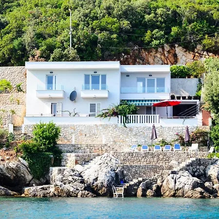 Extraordinary Beach Villa Becir *