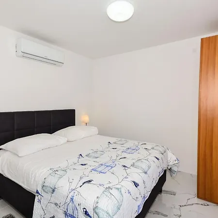 Extraordinary Beach Villa Becir *