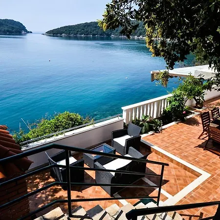 Extraordinary Beach Villa Becir * Molunat
