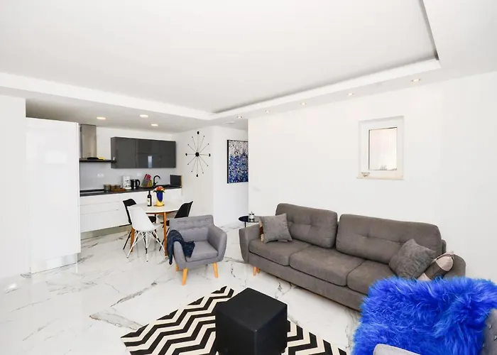 Extraordinary Beach Villa Becir * Molunat